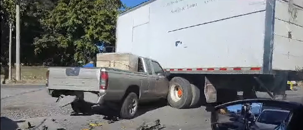 Pick up queda debajo de camión tras fuerte choque en carretera a Santa Ana