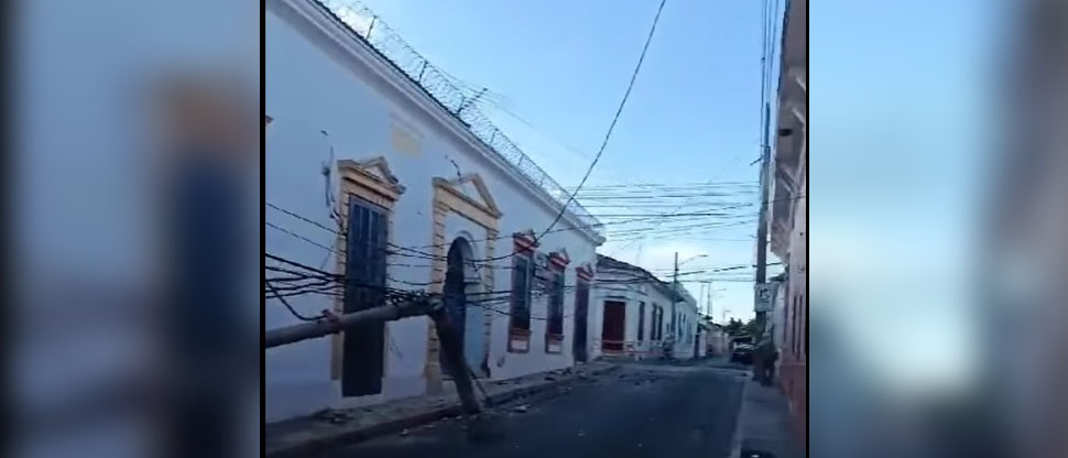 Pick up se estrella contra poste y lo derriba en Santa Ana
