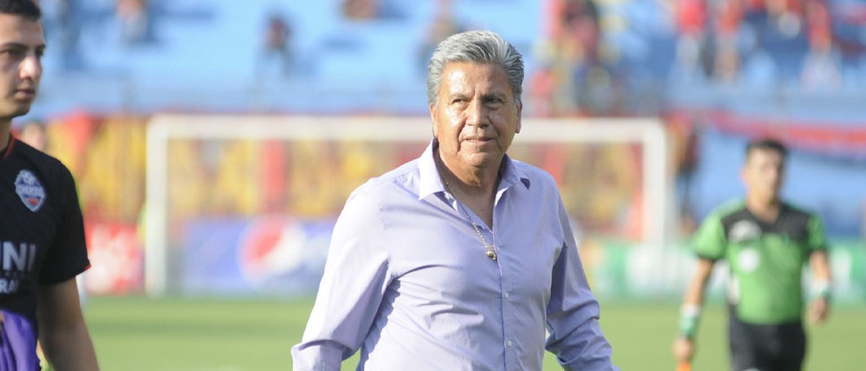 DT de FAS por poco se agarra a golpes con aficionados tras ser eliminados