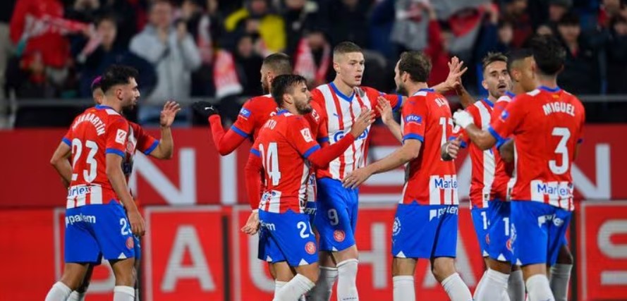 El Girona golea al Alavés y no suelta el liderato de La Liga