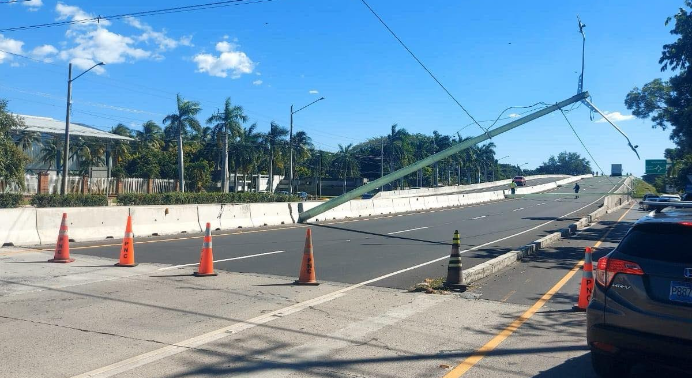 Reportan caída de varios postes sobre autopista a Comalapa