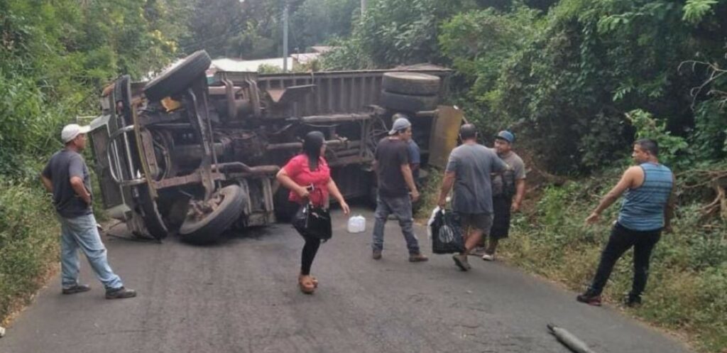 Camión cargado con piedras vuelca en Sonsonate