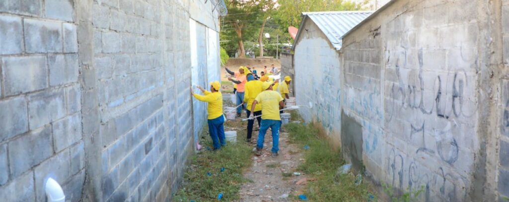 Despliegan operativo de borrado de grafitis de pandillas en San Miguel