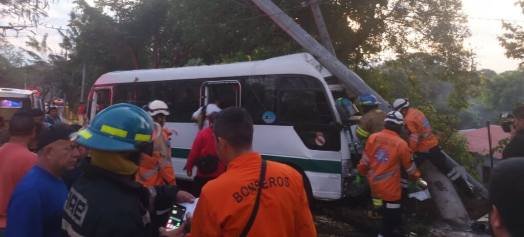 Al menos cinco lesionados tras fuerte choque entre camión y microbús en Cuscatlán