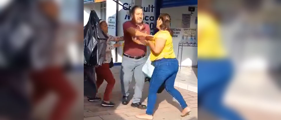 Dos señoras se pelean por su amado frente a tienda en México