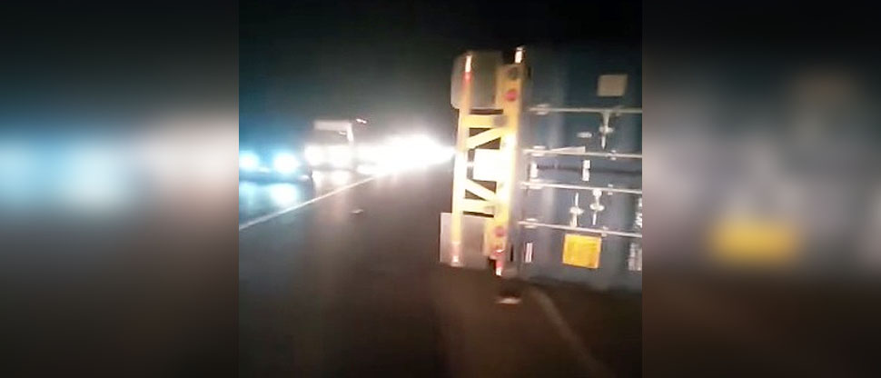 Por exceso de velocidad, conductor de rastra vuelca en carretera Panamericana