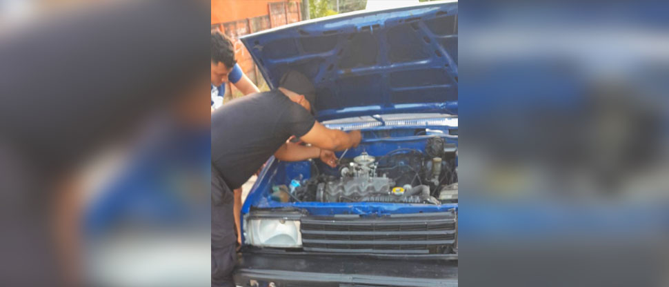 PNC auxilia a automovilista que experimentó problemas mecánicos con su carro