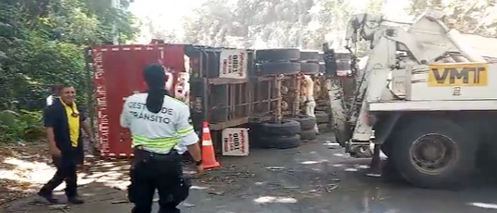 Autoridades retiran rastra cañera que volcó en carretera Litoral
