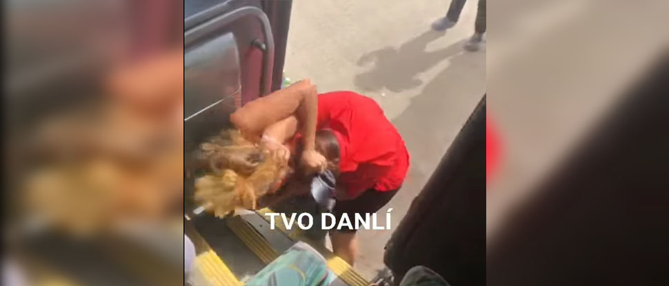 Vendedoras ambulantes arman batalla campal en terminal de buses de Honduras