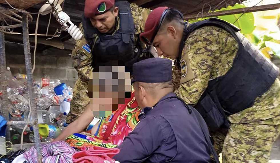 Auxilian a anciana que cayó dentro de una pila por sacar agua en Soyapango