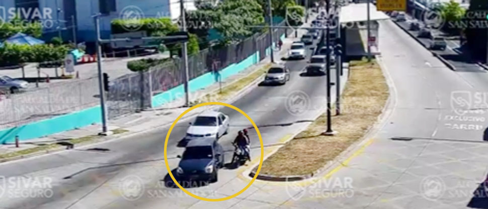 Por hacer un cruce indebido, conductor provoca accidente y huye