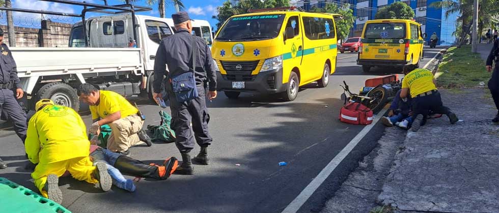 Peatón y motociclista resultan lesionados tras impactar en San Salvador