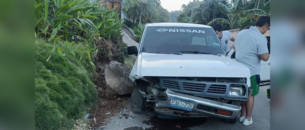 Conductor choca contra una piedra y deja a mujer lesionada en carretera a Coatepeque