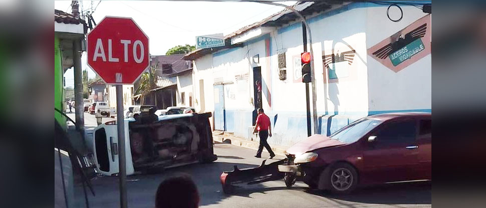 Conductor provoca fuerte accidente tras no respetar señal de alto