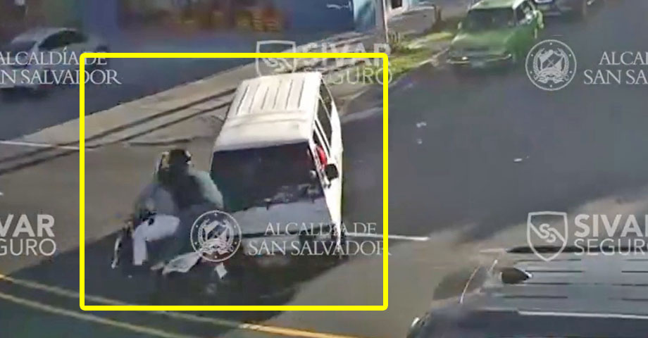Conductor hace cruce prohibido y embiste a pareja que se conducía en moto en San Salvador