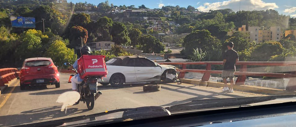 Reportan aparatoso accidente en paso desnivel del Hermano Lejano