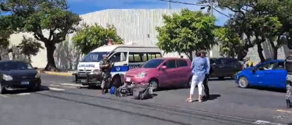 Conductor provoca fuerte accidente tras no respetar señal de alto
