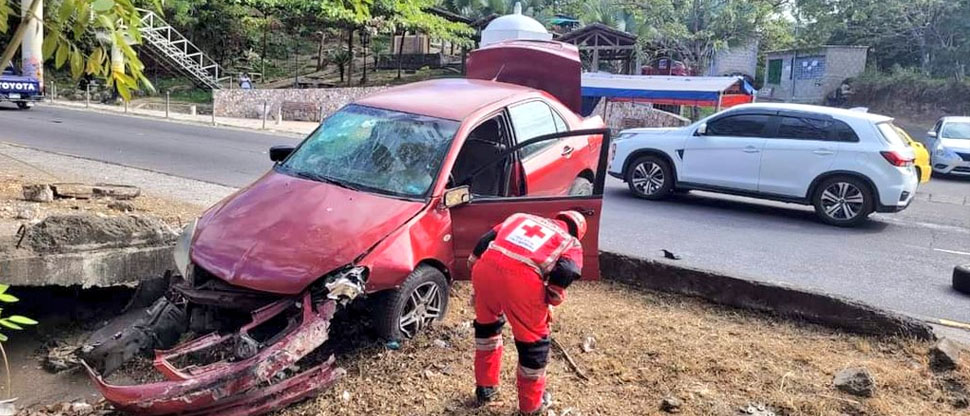 Fuerte accidente deja a dos lesionados en carretera Panamericana