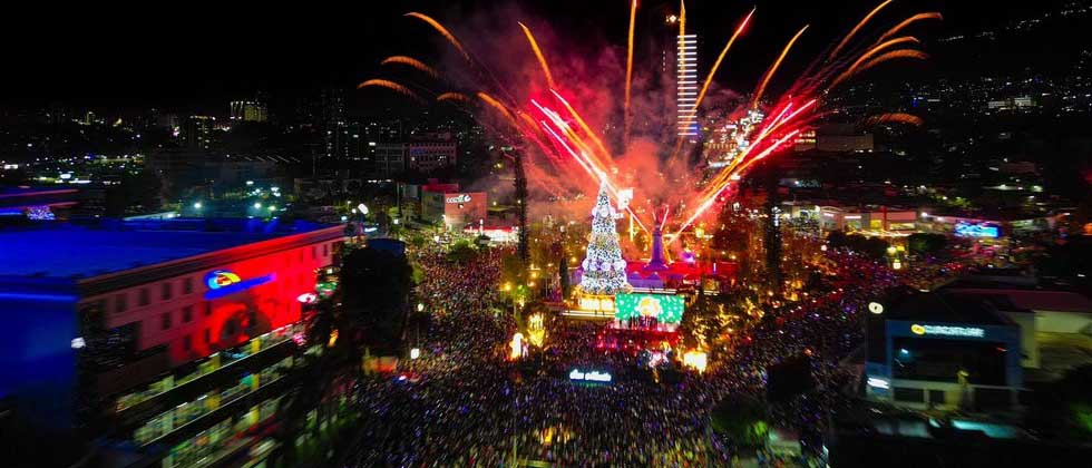 Más de 200 mil personas asistieron a la inauguración del árbol navideño más grande de El Salvador