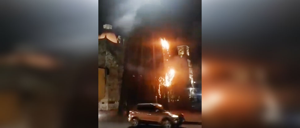 Gigantesco árbol de Navidad se incendia y termina en cenizas en una plaza de México