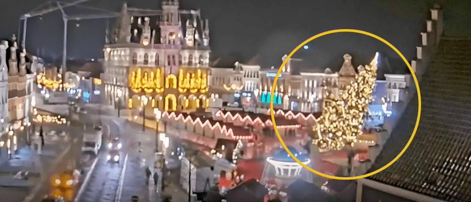 Mujer pierde la vida al caerle gigantesco árbol de Navidad en Bélgica