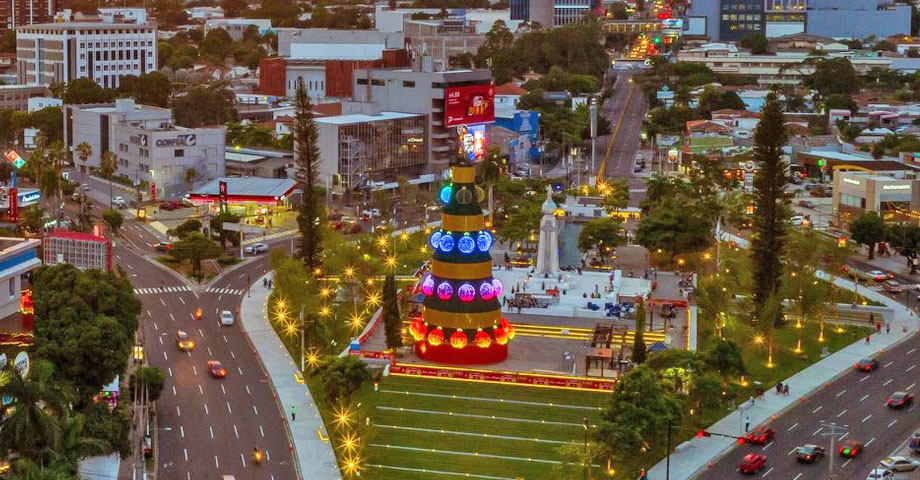 Hoy es la esperada noche, Hoy se enciende el árbol de navidad más grande de El Salvador