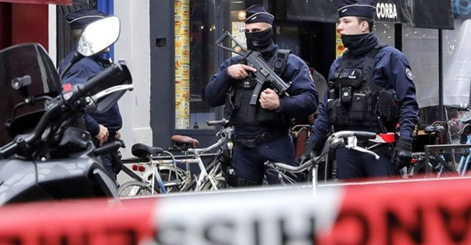 Un muerto y un herido deja ataque con arma blanca en el centro de París, Francia