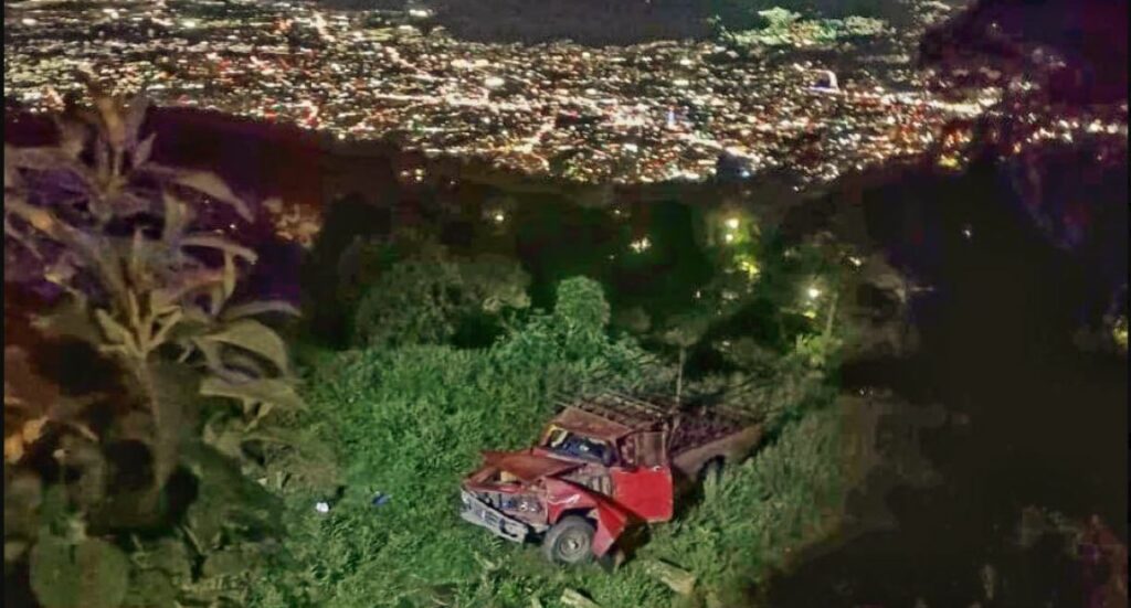 Conductor pierde el control de pick up y cae en un barranco en carretera al Boquerón