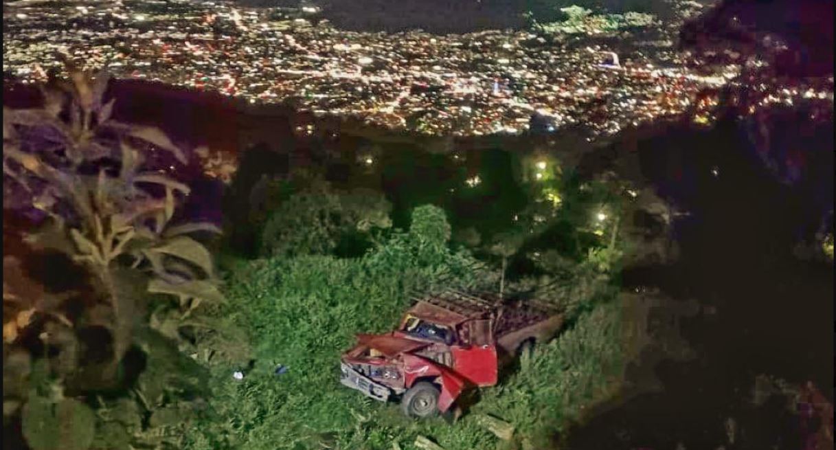 Conductor pierde el control de pick up y cae en un barranco en ...