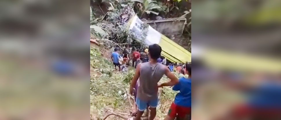 Tragedia en Filipinas: 17 muertos tras precipitarse autobús hacia un barranco  