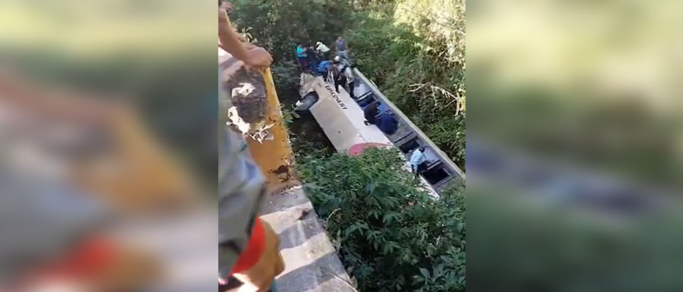 Varios fallecidos y heridos tras precipitarse autobús en una carretera de Honduras