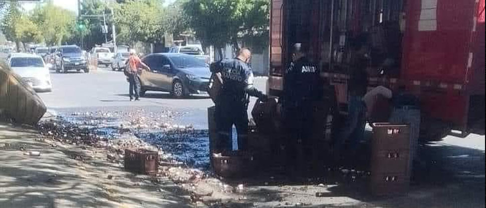 Cientos de botellas con cerveza caen de camión tras accidentarse en San Miguel