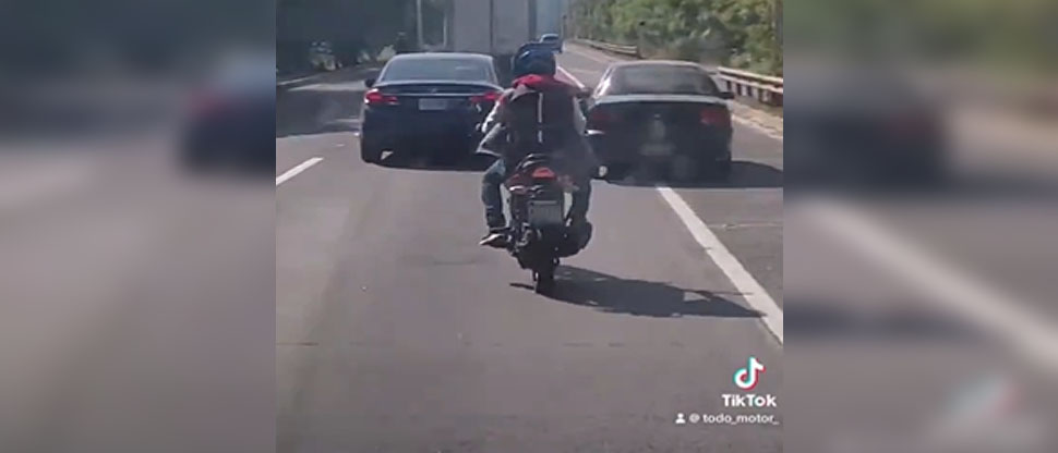 Captan a conductores imprudentes peleando vía en autopista a Comalapa