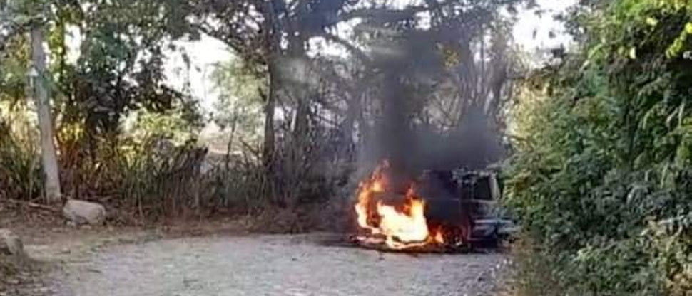 Vehículo es consumido por las llamas en un cantón de Ilobasco