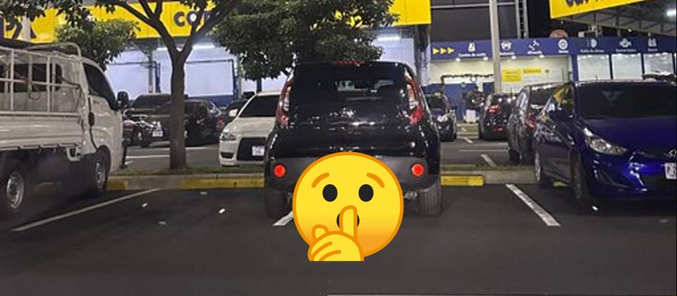 Viralizan imagen que dejó mal estacionado su carro en popular ferretería