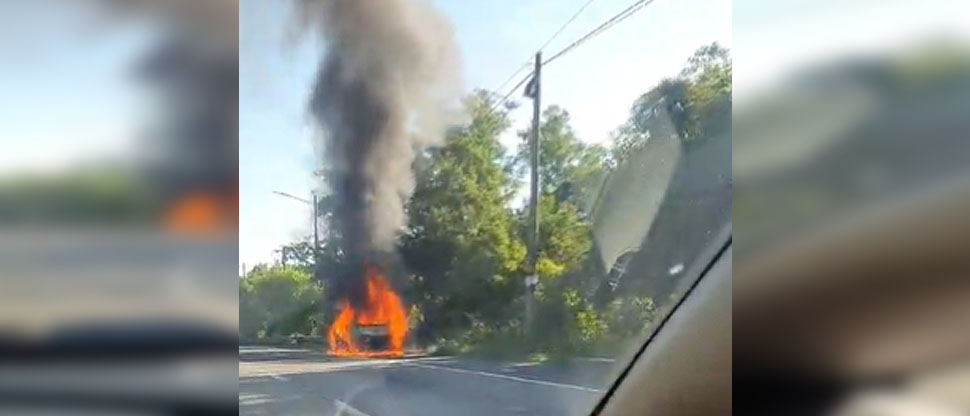 Reportan vehículo incendiado en carretera a Comalapa