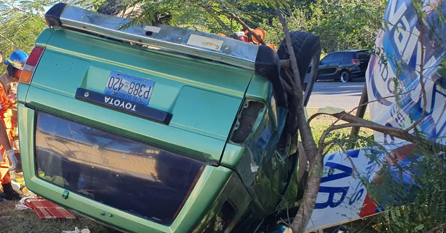 Por exceder la velocidad, conductor pierde el control y vuelca en carretera Panamericana