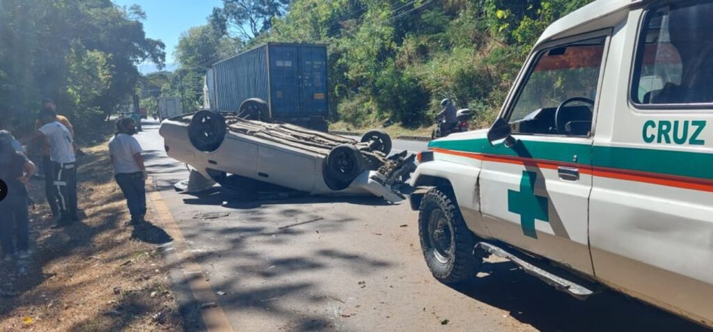 Reportan aparatoso accidente en El Congo, Santa Ana