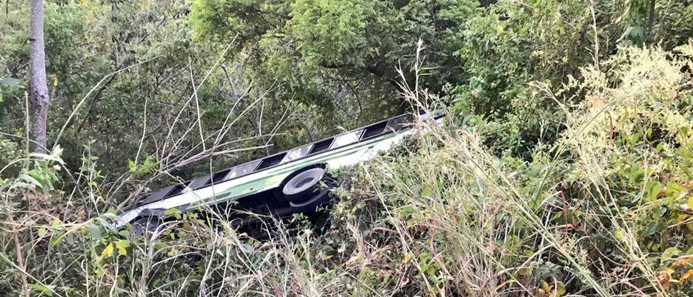 Reportan cuatro fallecidos tras volcar bus en La Laguna, Chalatenango