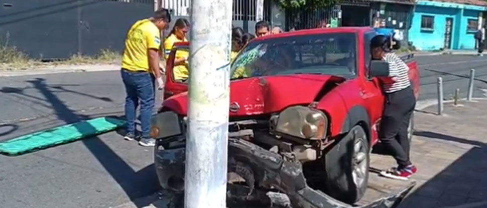 Socorristas auxilian a mujer lesionada tras accidente en Santo Tomás, San Salvador