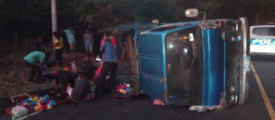 Conductor de camión pierde el control y deja a 10 personas lesionadas