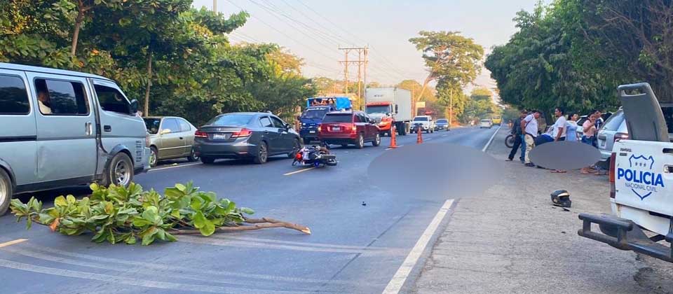 Motociclista de 23 años fallece en accidente de tránsito en Acajutla