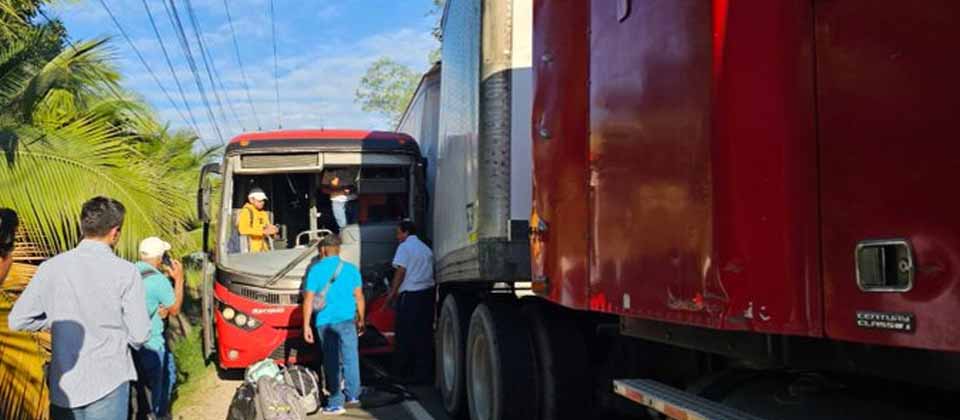 Choque entre un autobús y una rastra deja a dos pasajeros lesionados