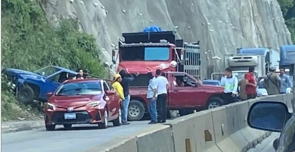 Reportan múltiple accidente en autopista Los Chorros