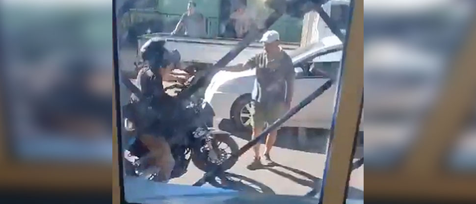 Conductor intenta detener a joven motociclista responsable de ocasionar un accidente