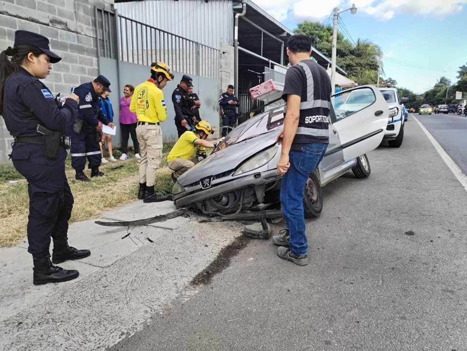 Conductor se accidenta y resulta lesionado en carretera Troncal del Norte