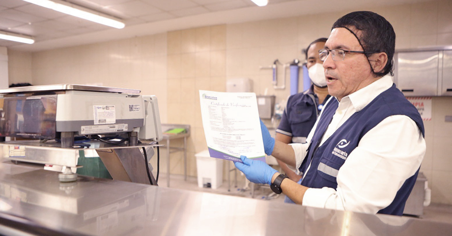 Inspeccionan instrumentos de pesaje en supermercados de San Salvador