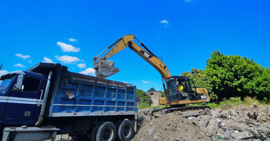 MOP realiza desalojo de escombros en terreno donde se construirá nuevo estadio