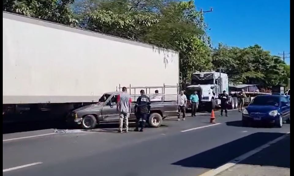 Reportan conductor atrapado tras chocar contra un furgón en Quezaltepeque