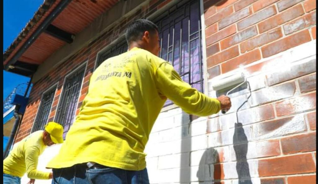 Tras denuncia ciudadana, eliminan grafitis de pandillas en San Jacinto